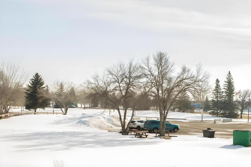 Medicine Hat Inn & Suites Екстериор снимка