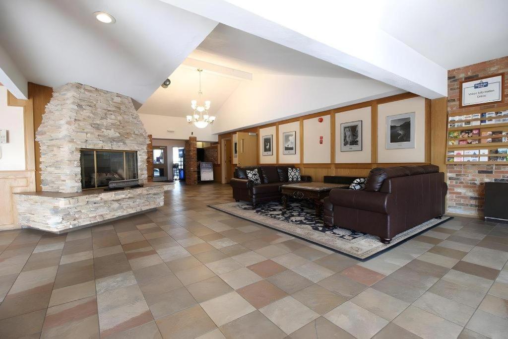 Medicine Hat Inn & Suites Екстериор снимка