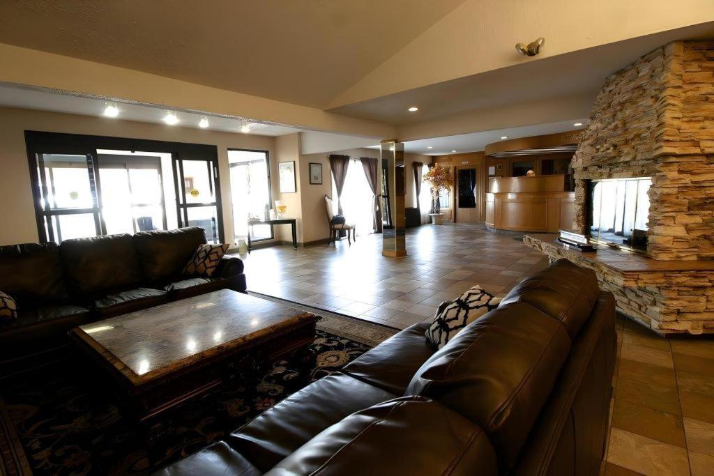 Medicine Hat Inn & Suites Екстериор снимка